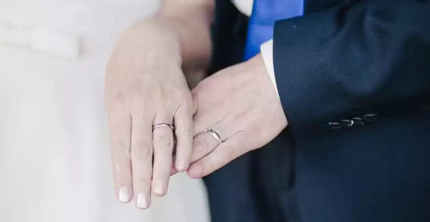 “Um cônjuge é suficiente”, diz o Vaticano aos católicos em novo decreto