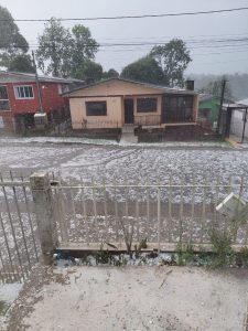 Temporal e granizo causam estragos em Erechim