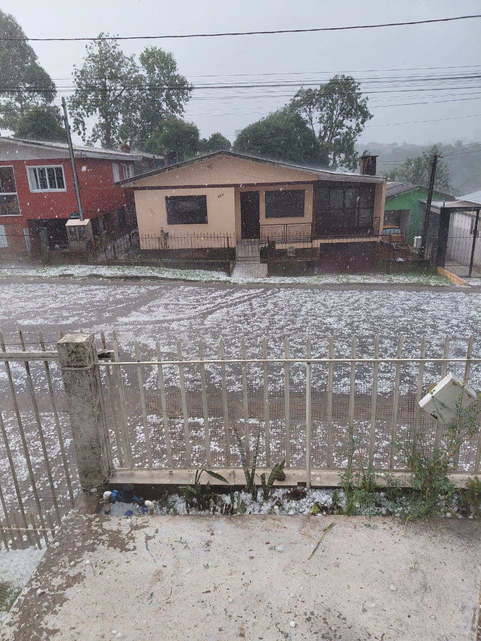 Temporal e granizo causam estragos em Erechim