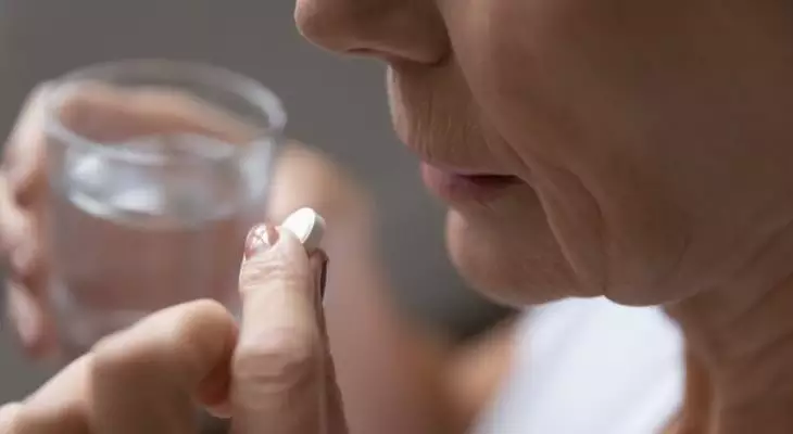 Uso irregular do calmante mais vendido no Brasil causa dependência silenciosa entre idosos