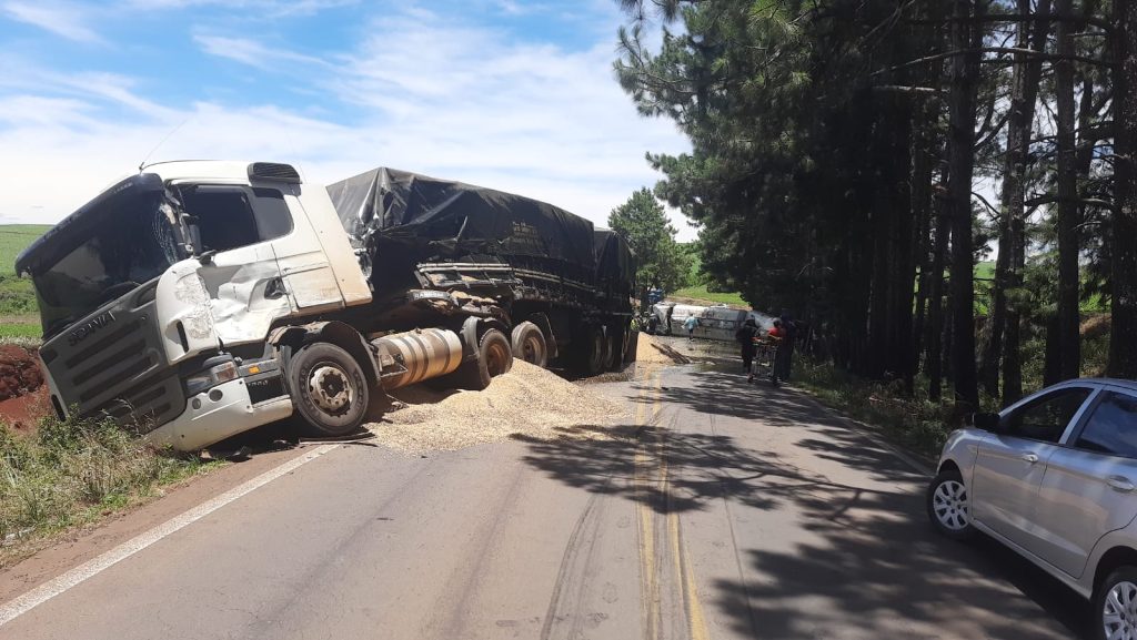 Acidente gravíssimo envolvendo três veículos de carga é registrado na ERS-463