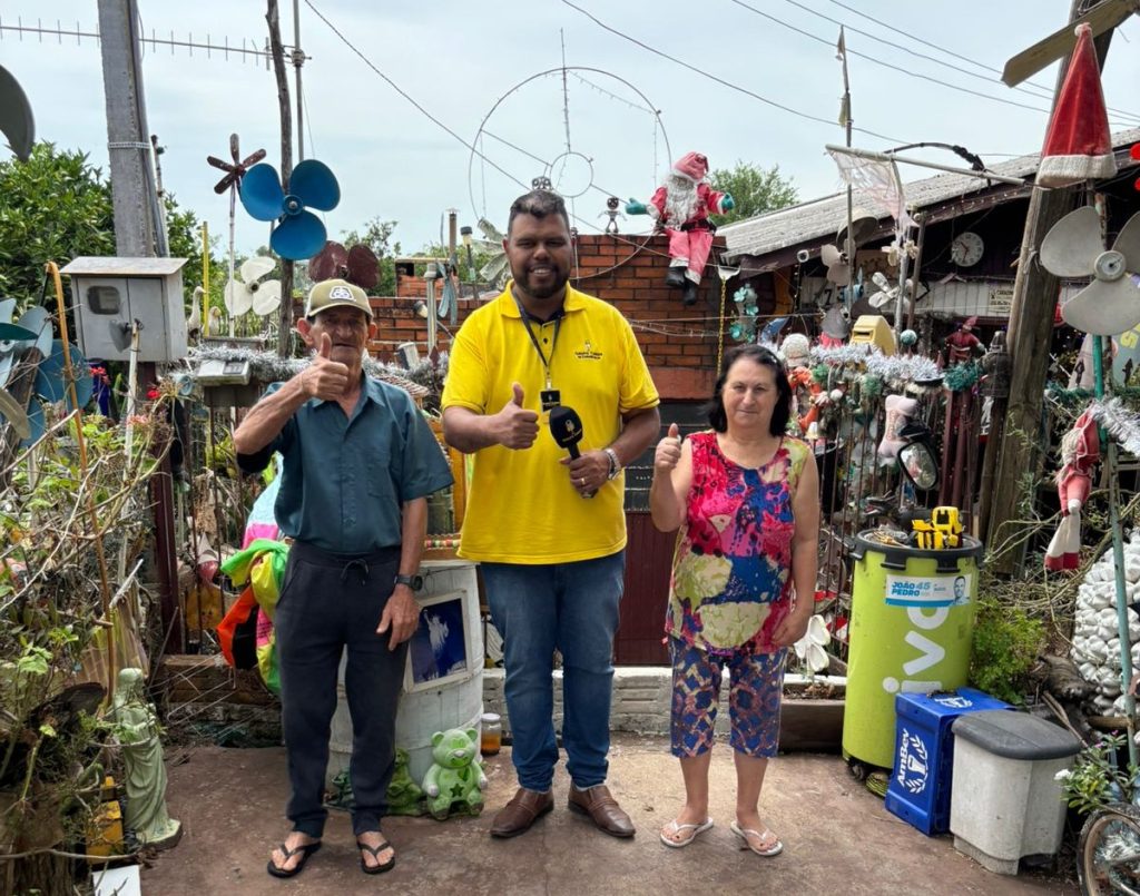 Casa iluminada com materiais recicláveis vira referência de Natal no bairro Princesa