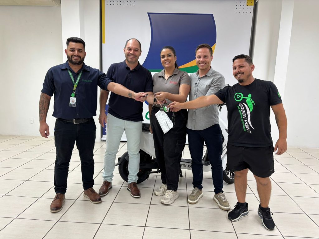 CDL realiza entrega da primeira moto elétrica da promoção Natal Alegria