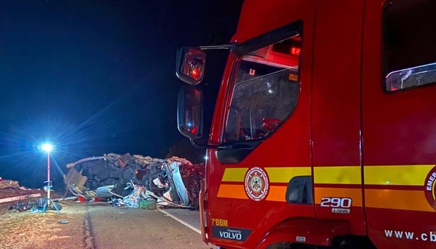 Colisão entre micro-ônibus e caminhão deixa cinco mortos na BR-386