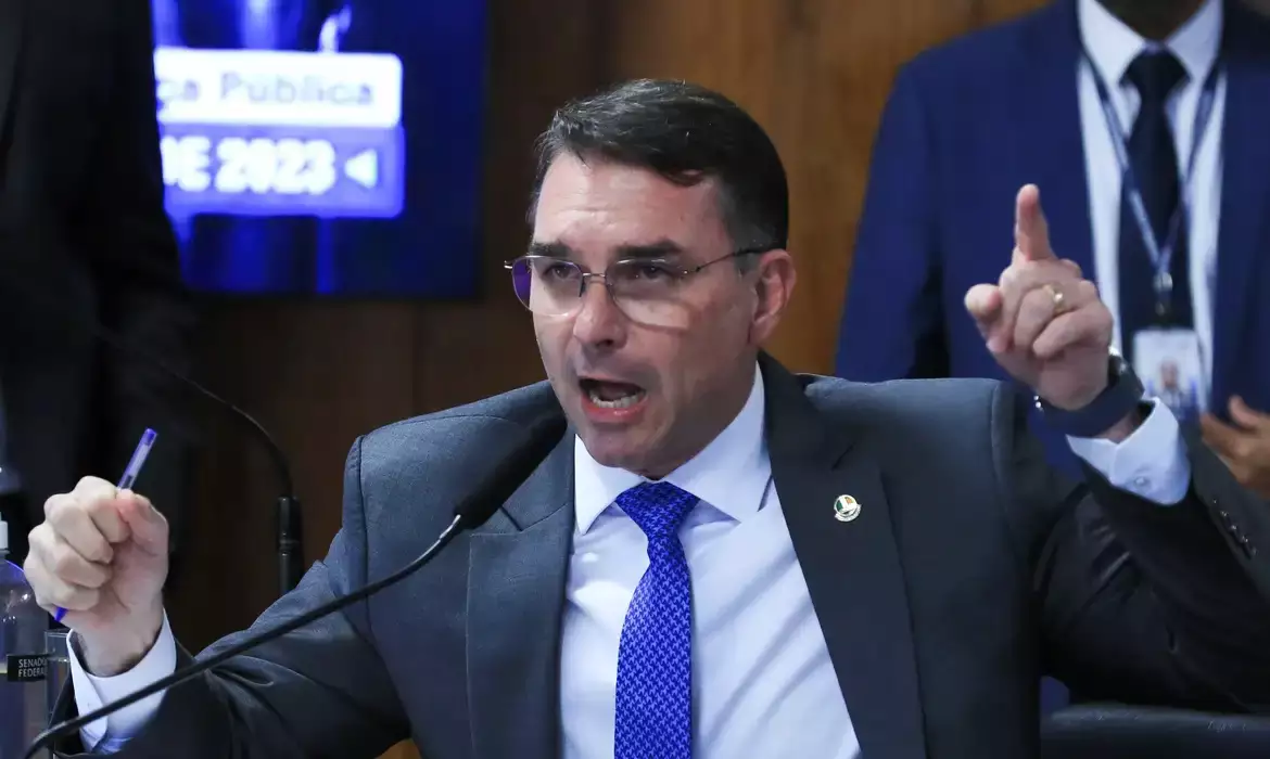 Flávio Bolsonaro diz que abre mão da sua pré-candidatura à Presidência da República caso seja aprovada a anistia