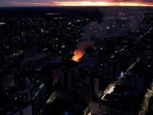 Incêndio em Santa Maria é controlado, mas bombeiros seguem rescaldo