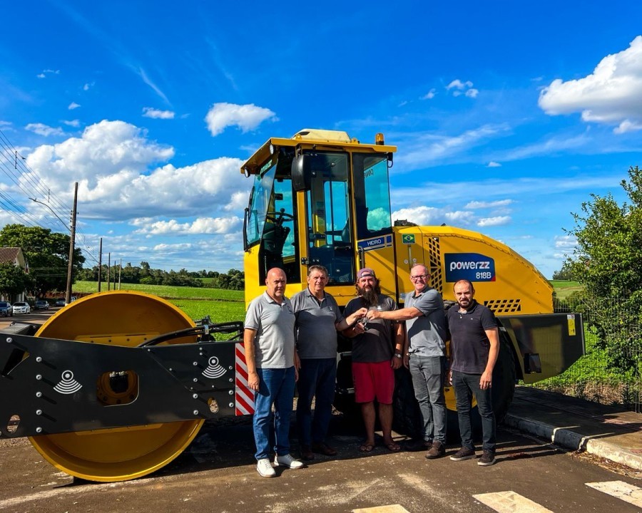 Lagoa dos Três Cantos reforça frota do setor de obras com novo Rolo Compactador