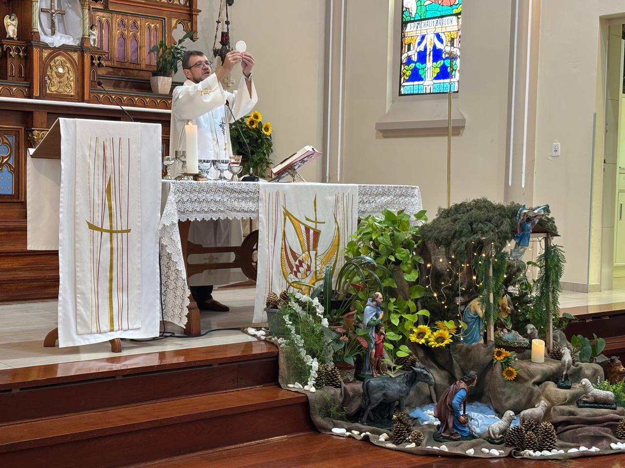 Padre Laerte se despede de Não-Me-Toque após missa de Natal