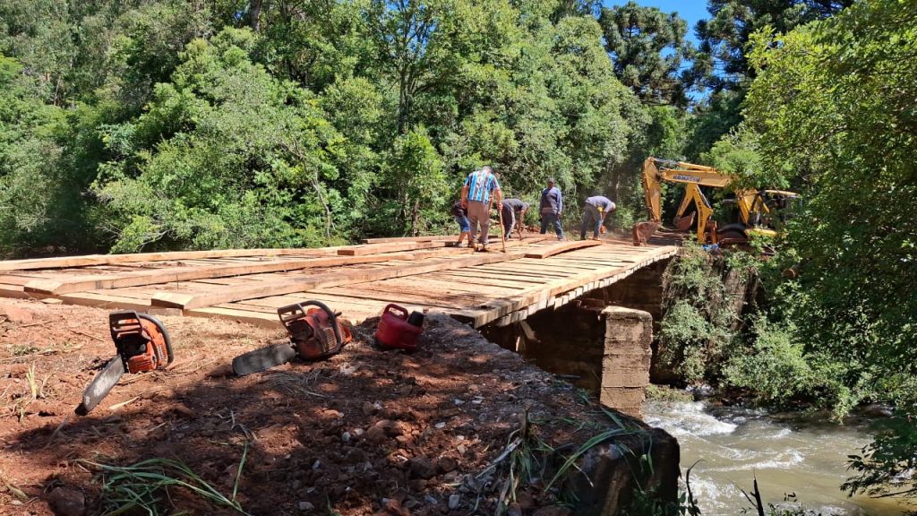 Parceria entre Colorado e Não-Me-Toque garante reforma de ponte entre os municípios