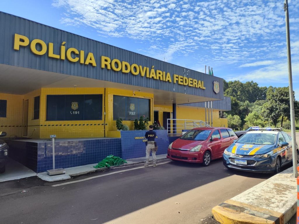 PRF apreende quase 100 kg de maconha escondida em compartimentos ocultos de veículo paraguaio