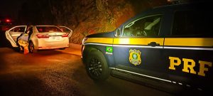 PRF prende casal argentino com carro carregado de maconha na BR-468