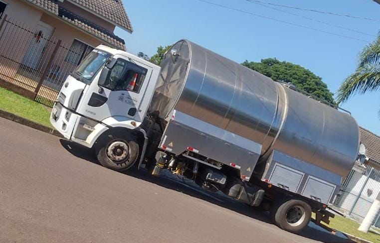 Prefeitura abastece bairro sem água diante de situação de responsabilidade da Corsan