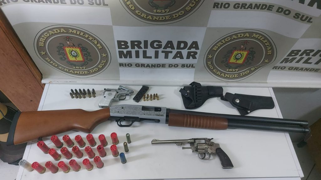 Brigada Militar prende homem por ameaça e apreende armas de fogo em Carazinho