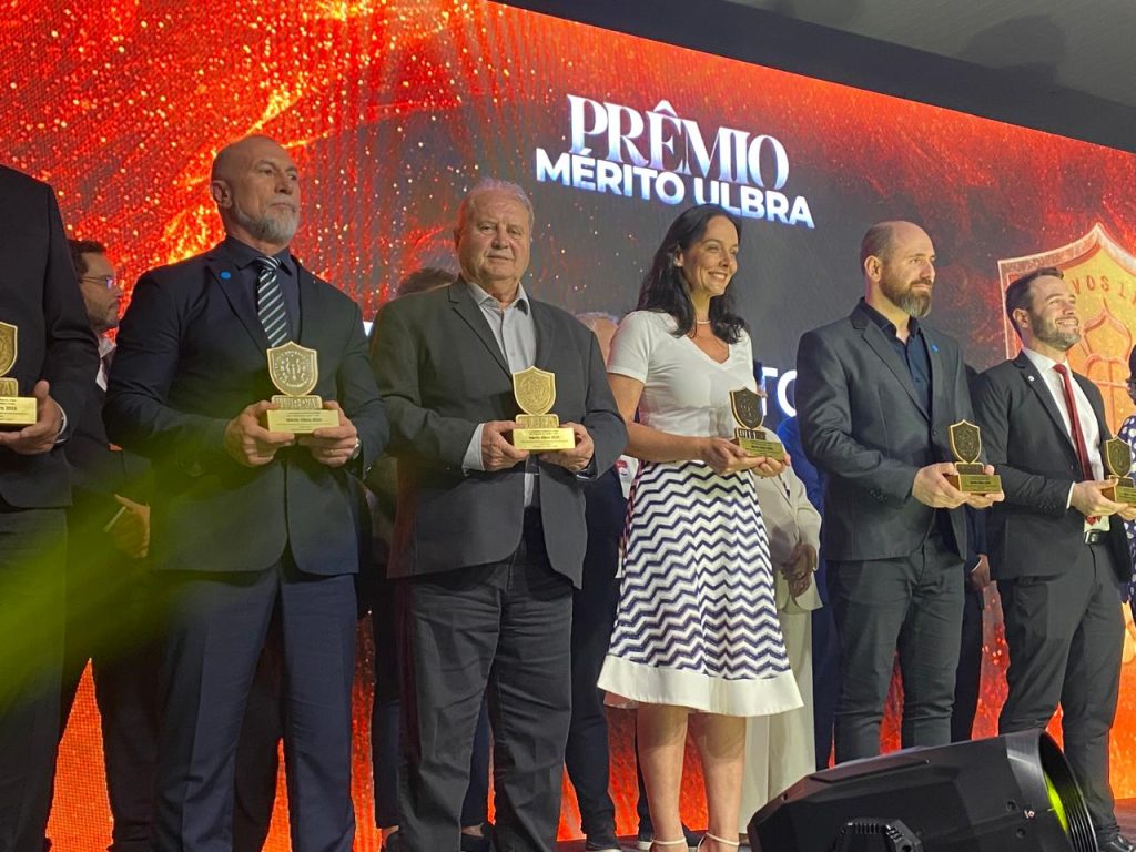 Presidente Nei César Manica recebe Prêmio Mérito Ulbra como Liderança Inspiradora