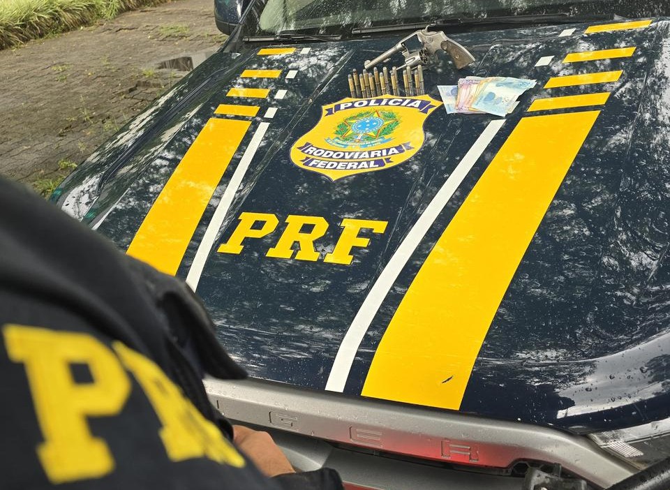 Nova Santa Rita: PRF prende dois homens armados após denúncia na BR-386