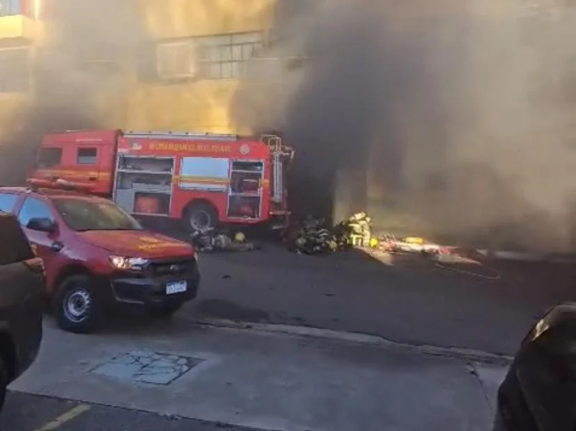 Incêndio seguido de explosão atinge mercado e fere bombeiros em Santana do Livramento