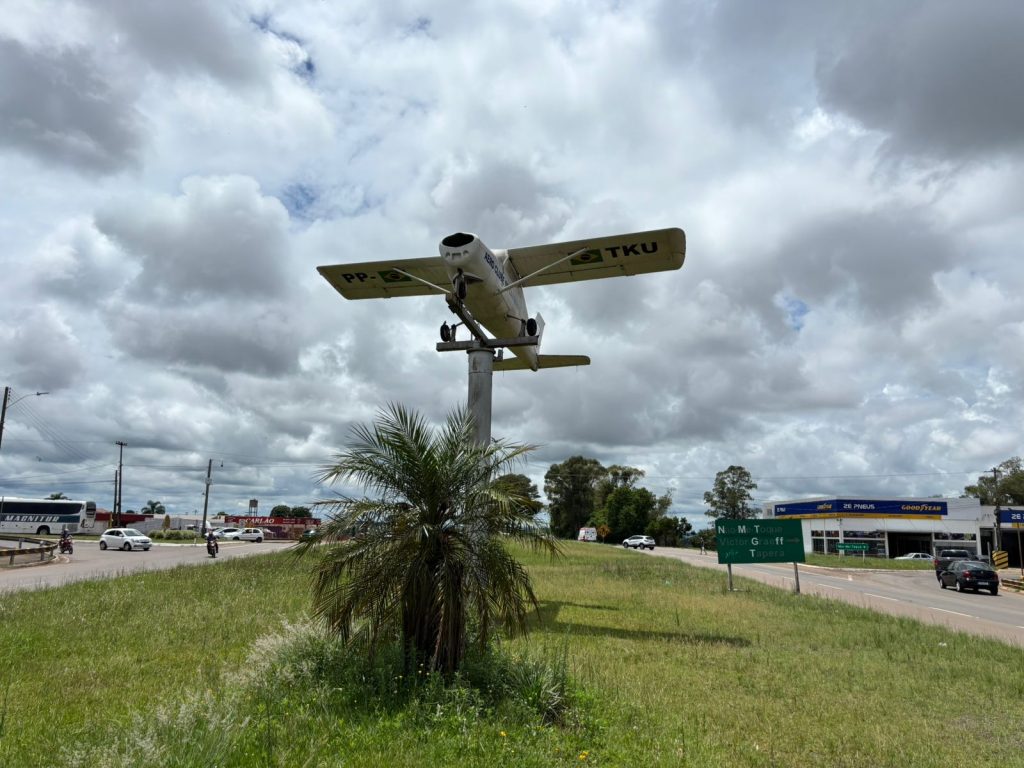 Temporal danifica avião exposto às margens da BR-285, em Carazinho