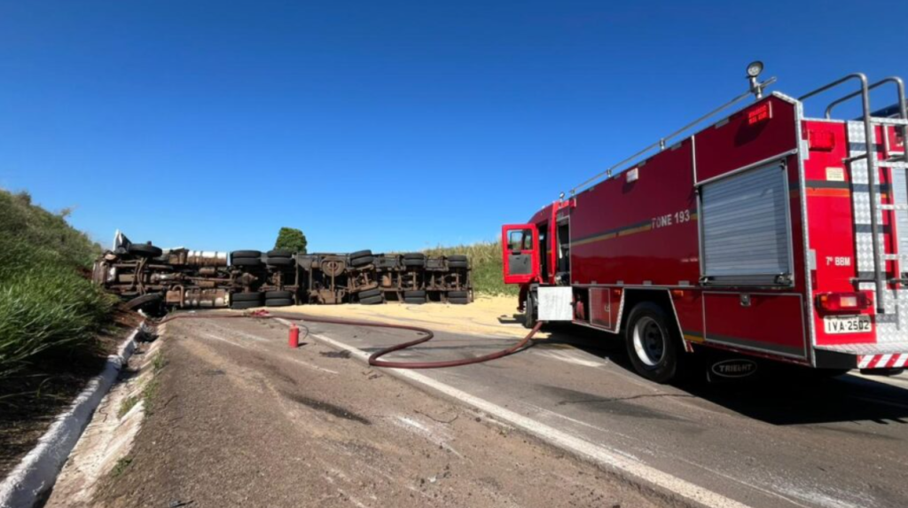 Trânsito é liberado na BR-285 entre Passo Fundo e Carazinho após acidente com carreta