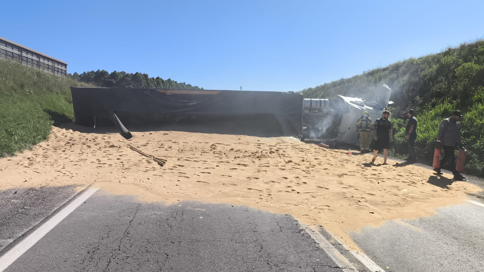Acidente entre carreta e carro bloqueia a BR 285 no trecho de Passo Fundo a Carazinho