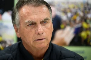 Cirurgia de Bolsonaro termina sem intercorrências, informa o boletim médico