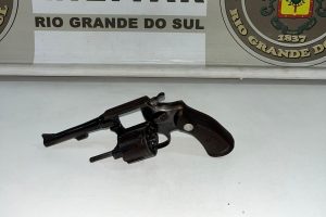 Brigada Militar prende homem por posse irregular de arma de fogo em Carazinho