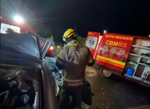 Colisão entre carro e ônibus deixa uma pessoa morta e 13 feridas na BR-285, na Serra Gaúcha