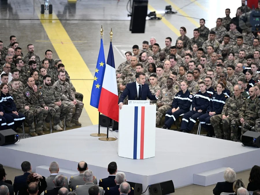 França enviará mais veículos militares para a Groenlândia após ameaças de Trump