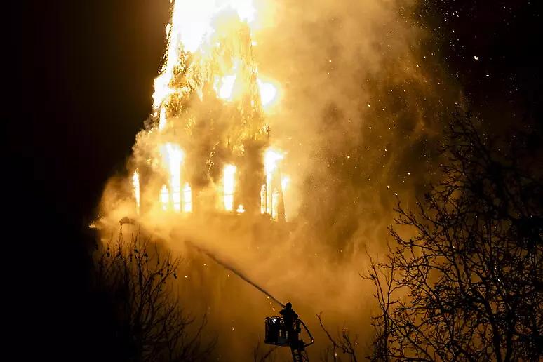 Incêndio atinge igreja histórica de Amsterdã durante o Ano novo