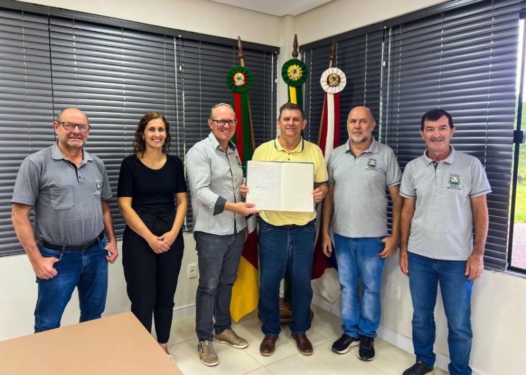 Prefeito Sérgio Lasch transmite cargo ao vice-prefeito Régis Simon