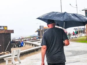 Quinta-feira será de nebulosidade e risco de temporais no RS, sem trégua para o abafamento