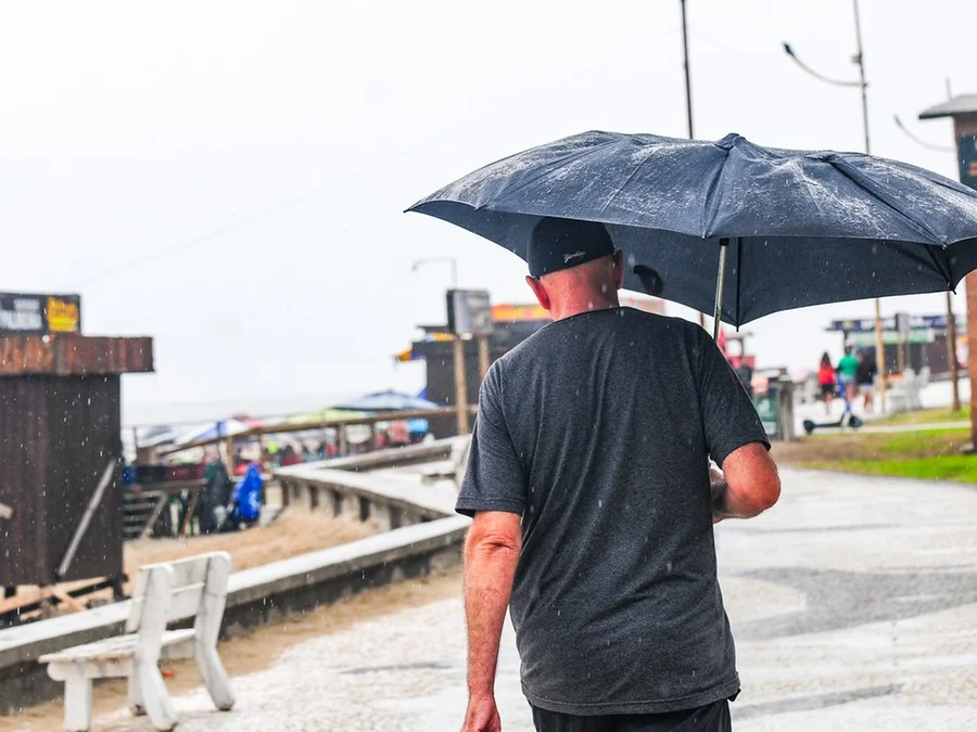 Quinta-feira será de nebulosidade e risco de temporais no RS, sem trégua para o abafamento