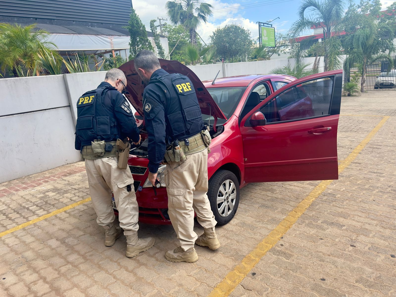 PRF recupera em Passo Fundo carro furtado em Curitiba