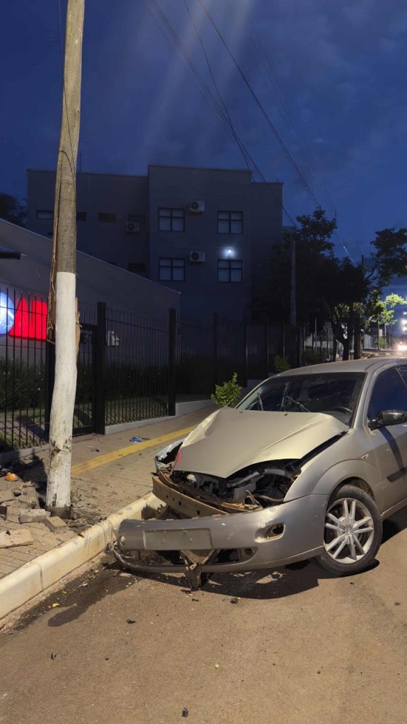 Carro colide contra poste em frente à OAB em Não-Me-Toque