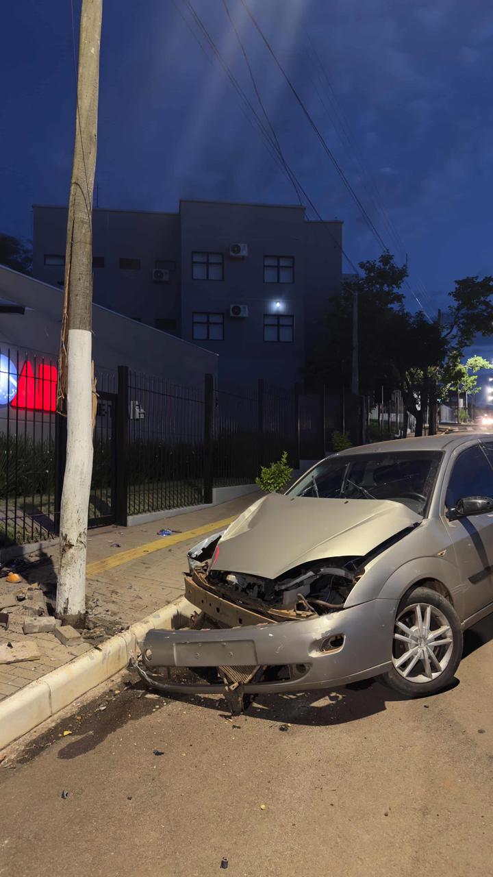 Carro colide contra poste em frente à OAB em Não-Me-Toque