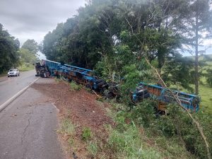 Carreta tomba na RSC-153, entre Ernestina e Tio Hugo