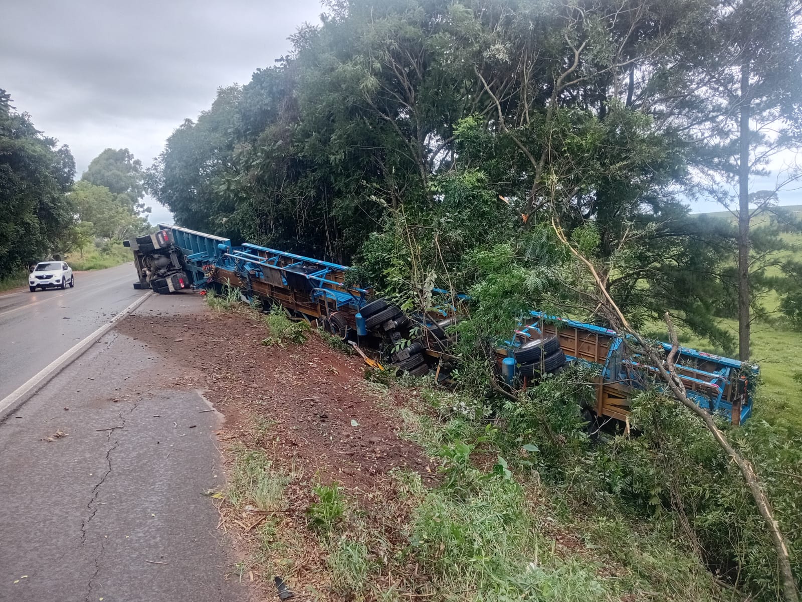 Carreta tomba na RSC-153, entre Ernestina e Tio Hugo