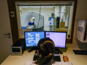 Fevereiro Roxo: campanha mobiliza para conscientização e cuidado com o Alzheimer, o Lúpus e a Fibromialgia