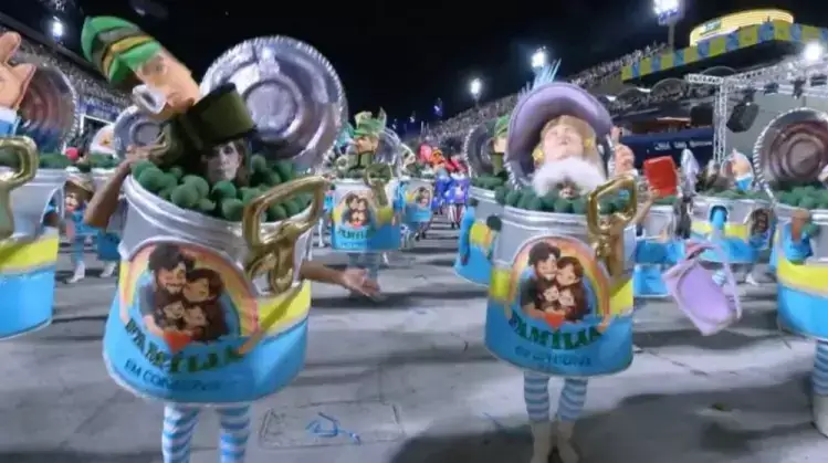 Oposição aciona a justiça por evangélicos em “lata de conserva” durante desfile de Carnaval