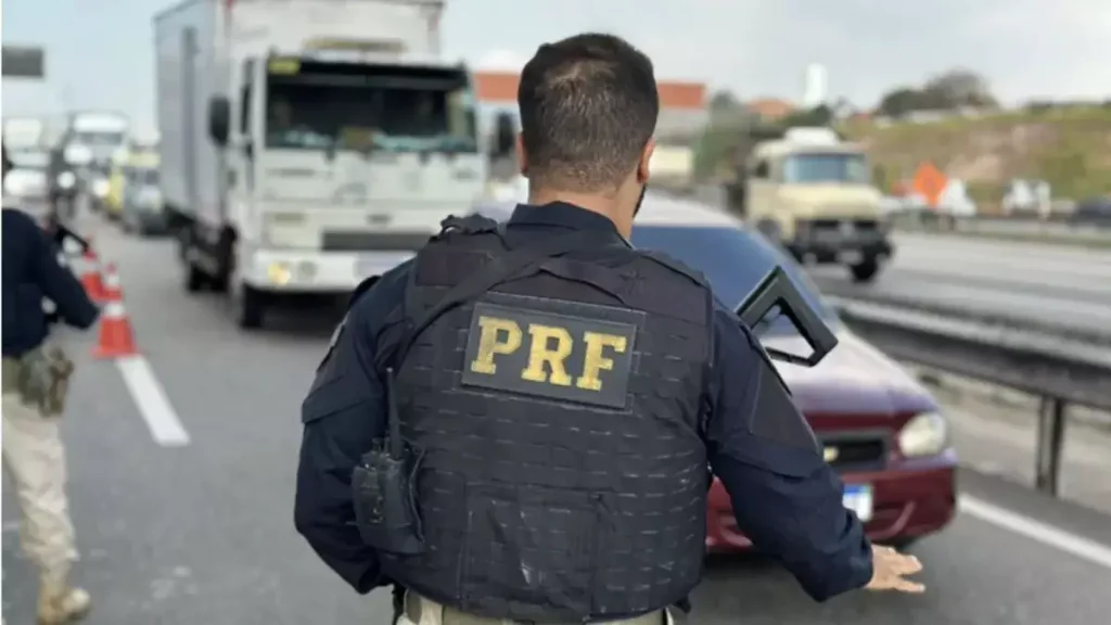 Ônibus com trabalhadores rurais tomba e deixa 6 mortos no interior de São Paulo