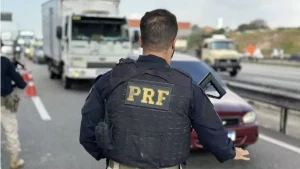 Ônibus com trabalhadores rurais tomba e deixa 6 mortos no interior de São Paulo
