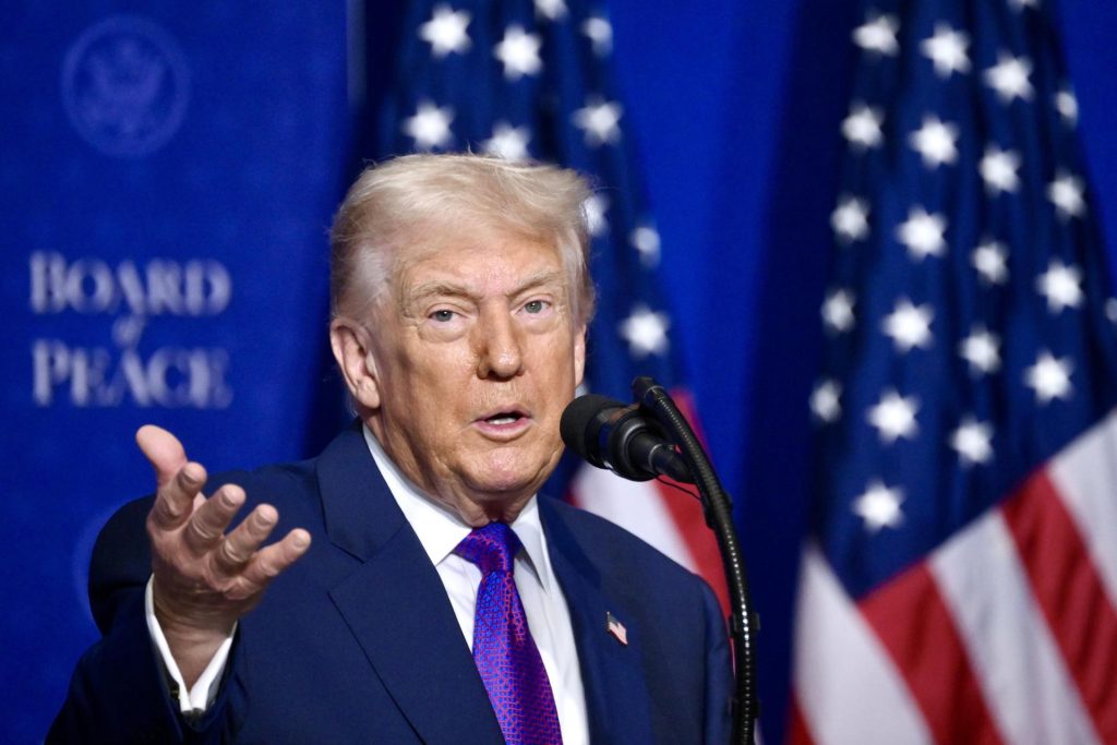 Trump eleva tarifas globais de 10% para 15%