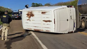 Van tomba na BR-285 após manobra de ultrapassagem e provoca lentidão entre Passo Fundo e Carazinho