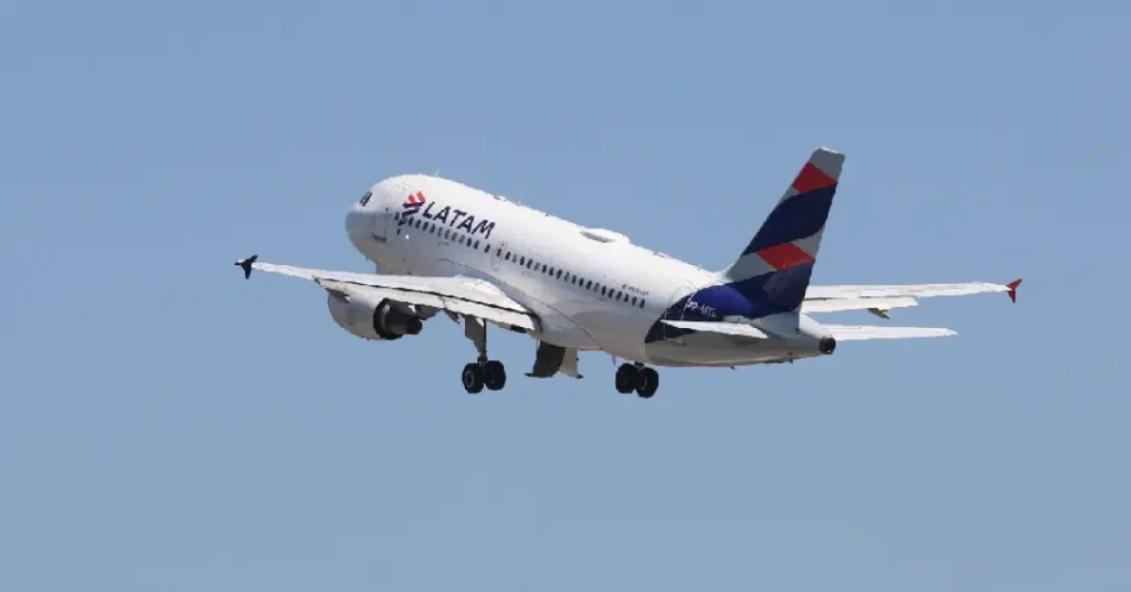 Piloto da Latam é preso dentro de avião em SP