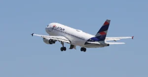 Veja momento em que piloto da Latam é preso dentro de avião em SP