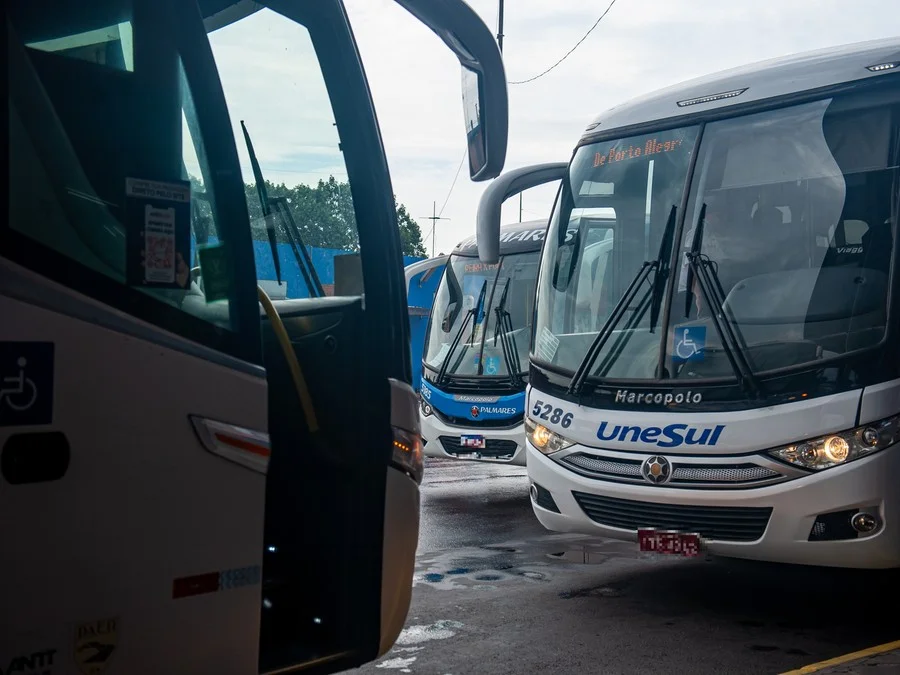 Alta do diesel leva empresas de ônibus no RS a reduzirem horários e solicitar reajuste de tarifas