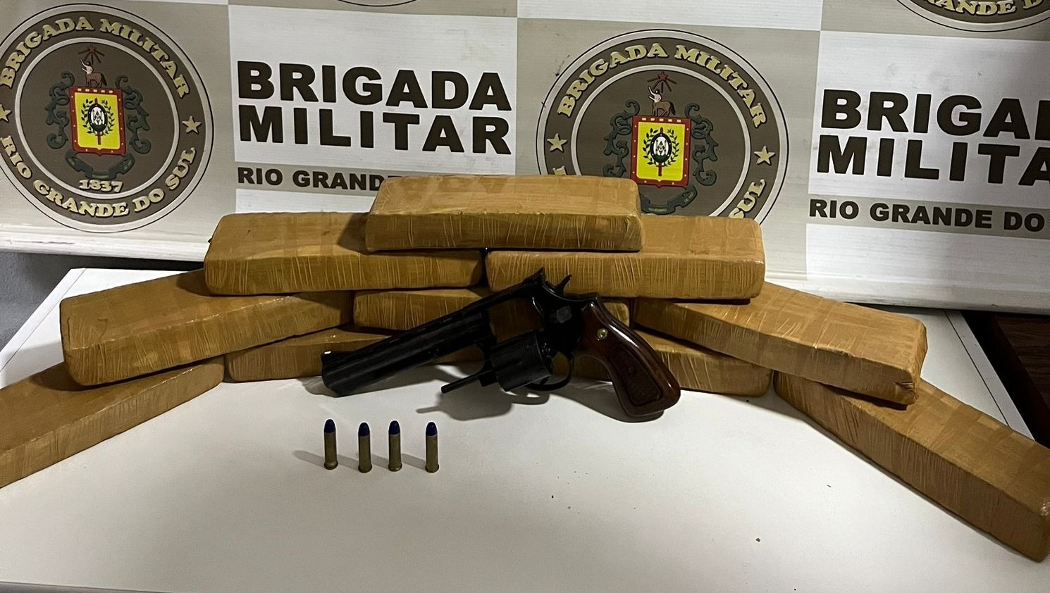 Brigada Militar prende homem com quase 6 kg de maconha e arma de fogo no Bairro Floresta, em Carazinho