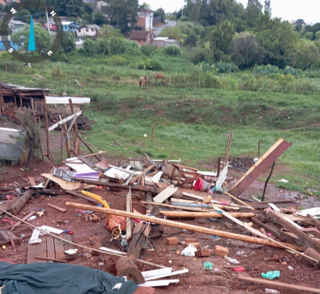Chuva intensa derruba casa e família com quatro crianças pede ajuda em Carazinho