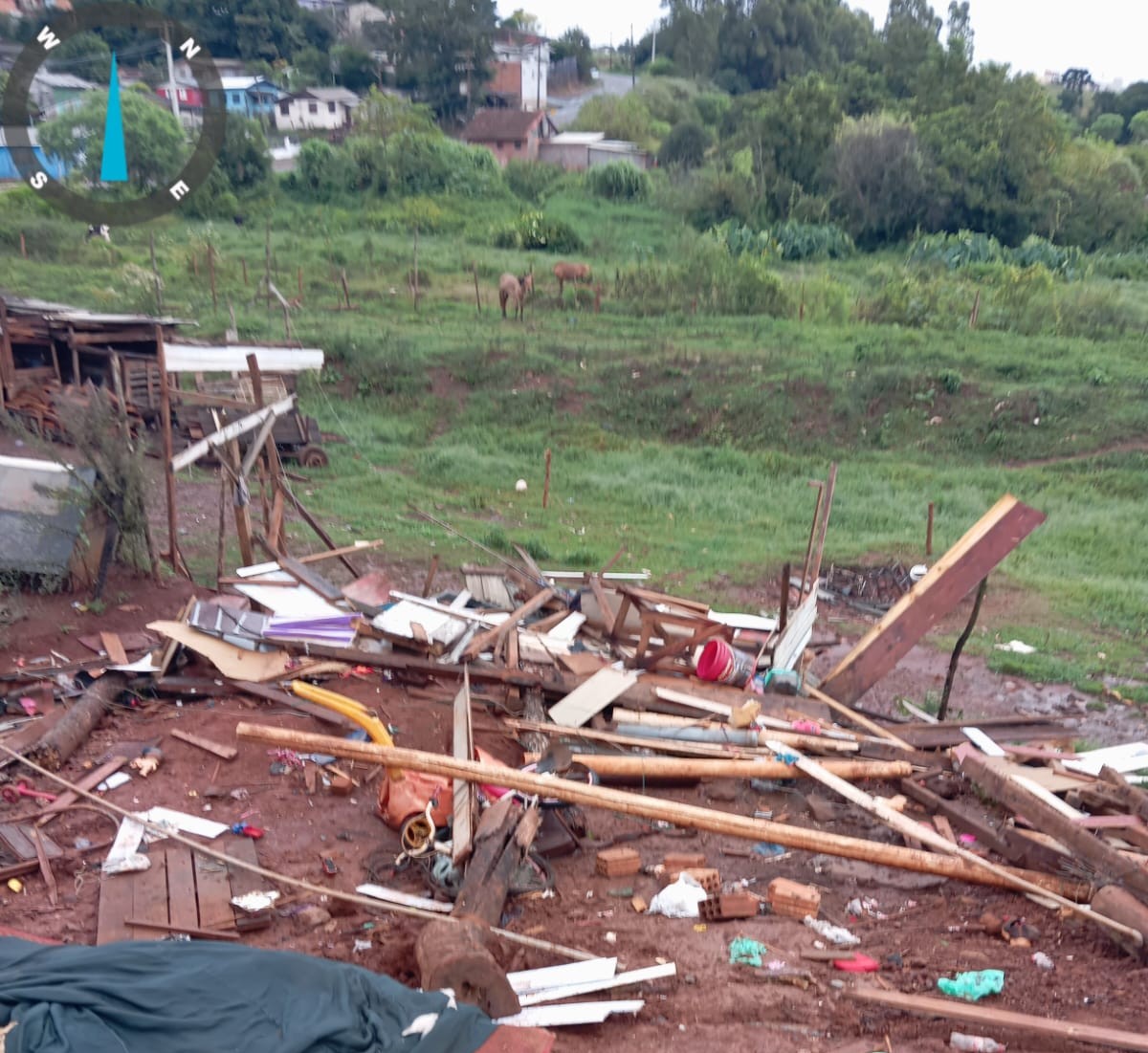 Chuva intensa derruba casa e família com quatro crianças pede ajuda em Carazinho