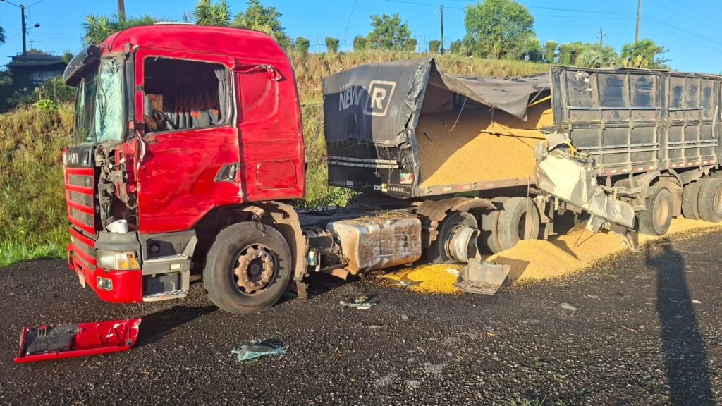 Colisão entre dois caminhões deixa uma pessoa morta em Soledade