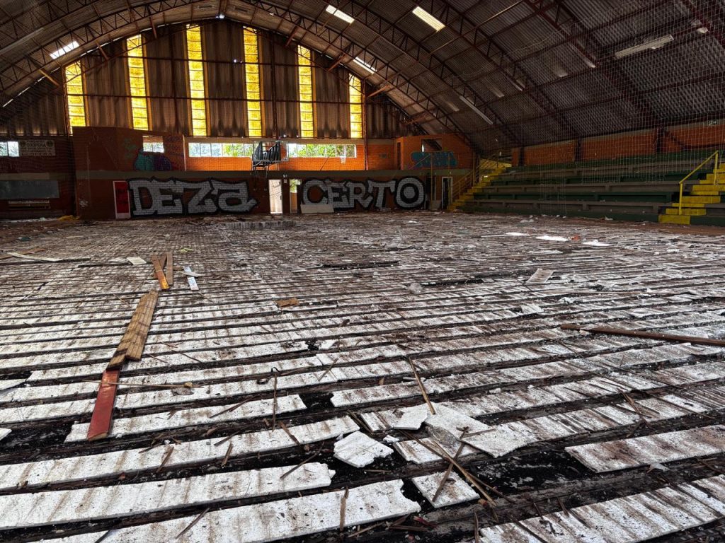 Ginásio da Fundescar segue interditado e teve madeira da quadra furtada, afirma secretário de Esportes